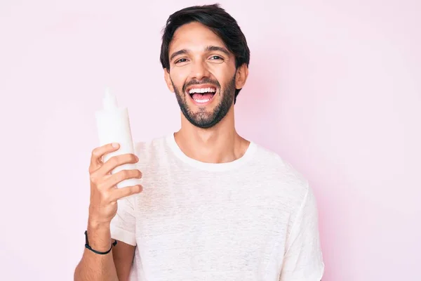 Bel Homme Hispanique Tenant Crème Hydratante Cosmétique Visage Regardant Positif — Photo