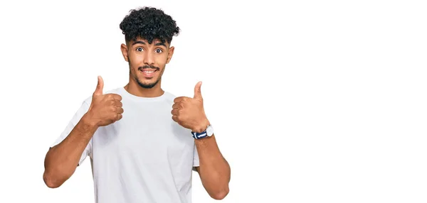 Junger Arabischer Mann Lässigem Weißem Shirt Und Positiver Geste Mit — Stockfoto