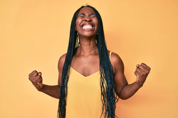 Femme Afro Américaine Avec Des Tresses Portant Des Vêtements Décontractés — Photo