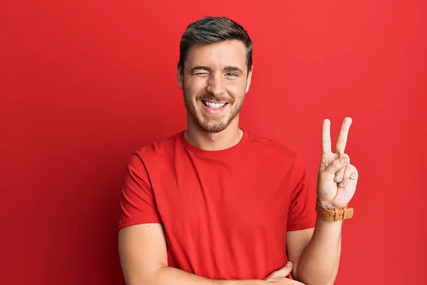 Hombre Caucásico Guapo Con Camiseta Roja Casual Sonriendo Con Cara —  Fotos de Stock
