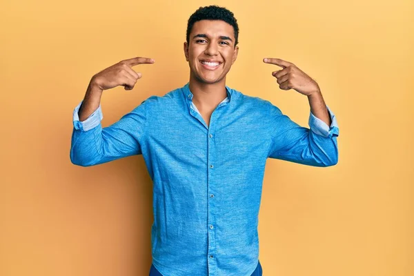 Young Arab Man Wearing Casual Clothes Smiling Cheerful Showing Pointing — Stock Photo, Image