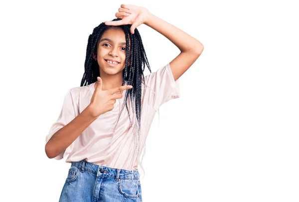 Menina Afro Americana Bonito Vestindo Roupas Casuais Sorrindo Fazendo Quadro — Fotografia de Stock