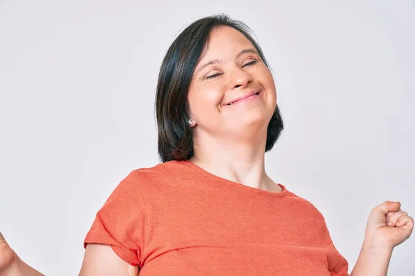 Brunett Kvinna Med Ner Syndrom Bär Casual Kläder Mycket Glad — Stockfoto