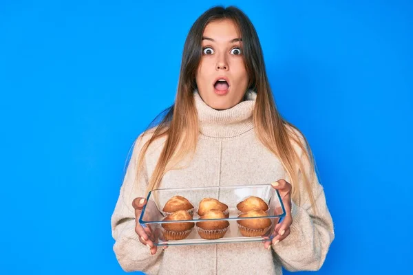 Bella Donna Caucasica Che Tiene Mano Muffin Fatti Casa Spaventati — Foto Stock