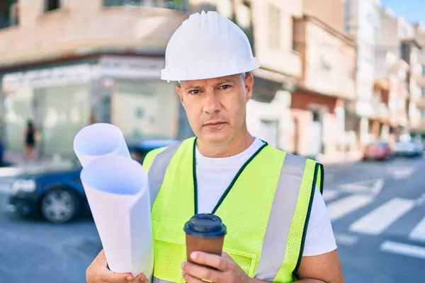 Architekt Mittleren Alters Mit Ernstem Gesichtsausdruck Blaupausen Der Hand Und — Stockfoto