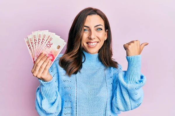 Jovem Morena Segurando Shekels Israel Notas Apontando Para Trás Com — Fotografia de Stock