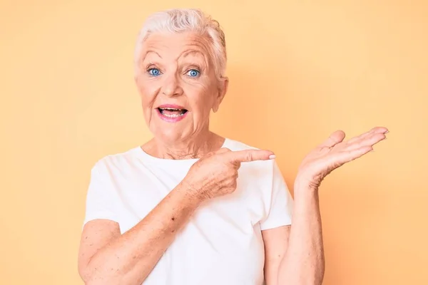 Ältere Schöne Frau Mit Blauen Augen Und Grauen Haaren Trägt — Stockfoto