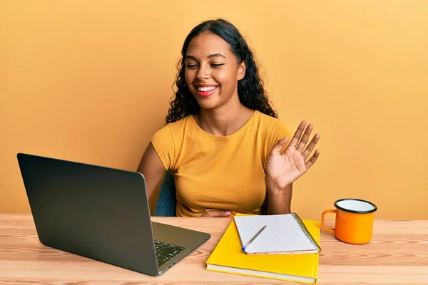 Chica Afroamericana Joven Haciendo Videollamada Saludando Computadora Portátil Sonriendo Riendo —  Fotos de Stock