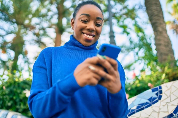 Joven Mujer Afroamericana Sonriendo Feliz Usando Smartphone Parque — Foto de Stock