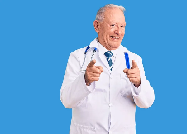 Starší Pohledný Šedovlasý Muž Lékařském Kabátě Stetoskopu Ukazující Prsty Kameru — Stock fotografie