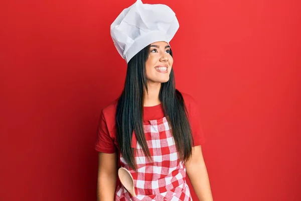 Menina Hispânica Bonita Nova Vestindo Uniforme Padeiro Cozinhe Chapéu Olhando — Fotografia de Stock