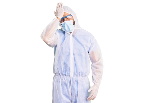 Junger Hispanischer Mann Arztuniform Mit Coronavirus Schutz Und Medizinischer Maske — Stockfoto