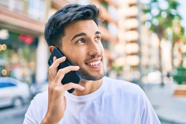 Jeune Homme Latino Souriant Heureux Parler Sur Smartphone Marche Ville — Photo