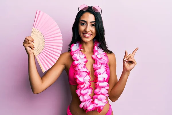 Schöne Hispanische Frau Bikini Hält Handfan Lächelnd Glücklich Und Zeigt — Stockfoto