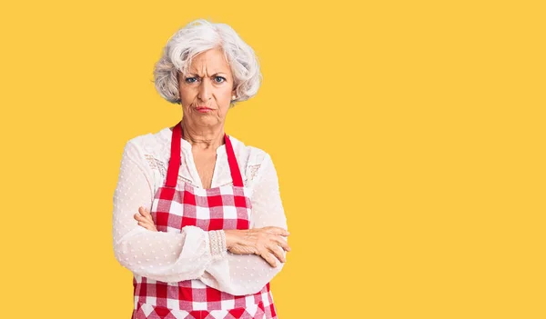 Ältere Grauhaarige Frau Mit Schürze Und Nervösem Missbilligendem Gesichtsausdruck Mit — Stockfoto