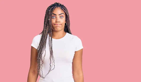 Mujer Afroamericana Joven Con Trenzas Que Usan Ropa Casual Hinchando —  Fotos de Stock