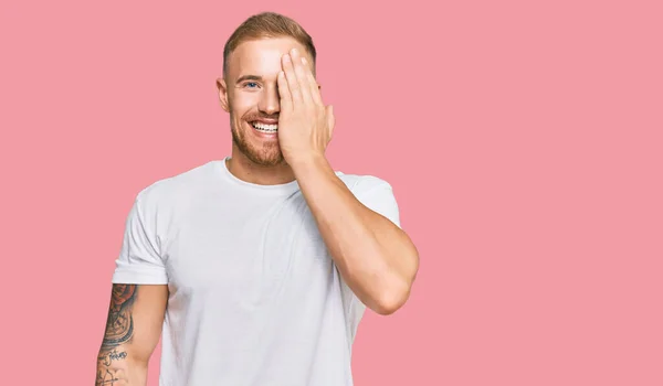 Jovem Irlandês Vestindo Roupas Casuais Cobrindo Olho Com Mão Sorriso — Fotografia de Stock