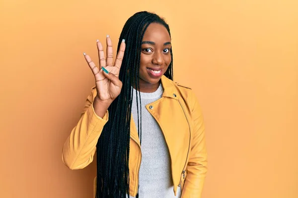 Junge Afroamerikanerin Lässiger Jacke Zeigt Mit Finger Nummer Vier Nach — Stockfoto