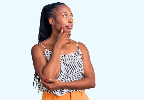 Jonge Afro Amerikaanse Vrouw Casual Kleding Met Hand Kin Denken — Stockfoto