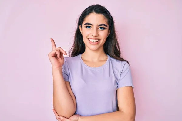 Menina Adolescente Morena Vestindo Roupas Casuais Sorrindo Feliz Apontando Com — Fotografia de Stock