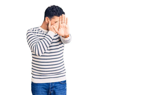 Jeune Homme Hispanique Portant Des Vêtements Décontractés Couvrant Les Yeux — Photo