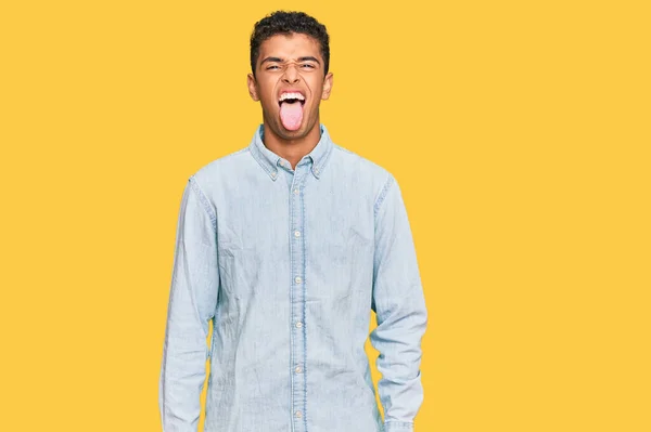 Ung Vacker Afrikansk Amerikansk Man Klädd Avslappnade Kläder Sticker Tungan — Stockfoto