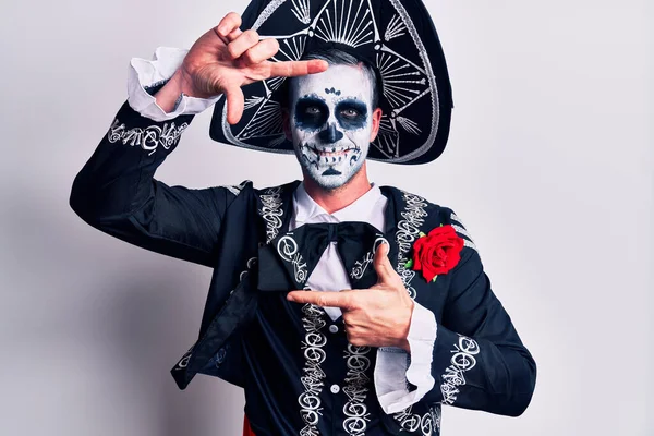 Mladý Muž Mexickém Dni Mrtvého Kostýmu Nad Bílým Usmívajícím Tvořícím — Stock fotografie