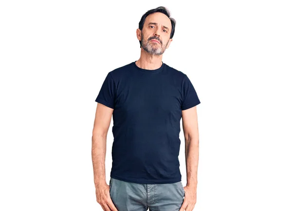 Gut Aussehender Mann Mittleren Alters Lässigem Shirt Entspannt Mit Ernstem — Stockfoto