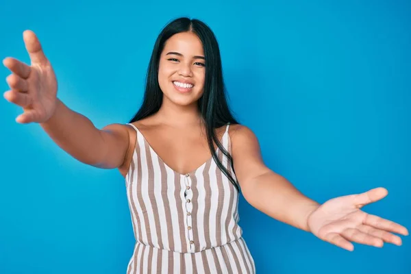 Jovem Bela Menina Asiática Vestindo Roupas Casuais Olhando Para Câmera — Fotografia de Stock