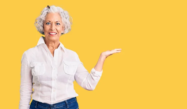 Yaşlı Gri Saçlı Günlük Kıyafetler Giyen Neşeli Bir Şekilde Gülümseyen — Stok fotoğraf