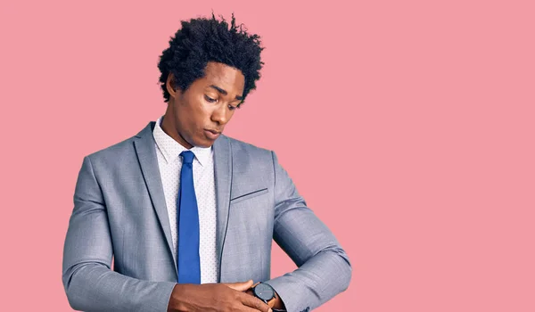 Hombre Afroamericano Guapo Con Pelo Afro Usando Chaqueta Negocios Comprobando — Foto de Stock