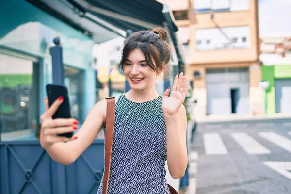 Junge Kaukasische Geschäftsfrau Lächelt Glücklich Beim Videotelefonieren Mit Dem Smartphone — Stockfoto