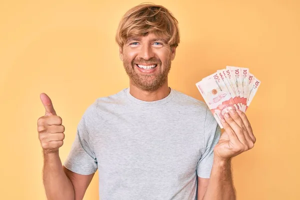 Jong Blond Man Met Colombiaanse Peso Glimlachen Gelukkig Positief Duim — Stockfoto