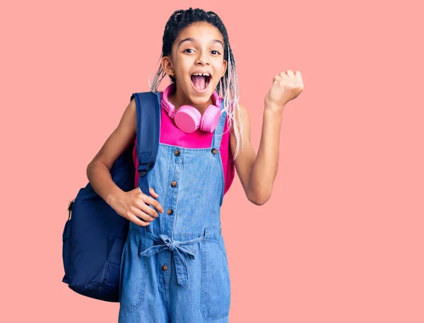 Menina Afro Americana Bonito Segurando Mochila Estudantil Usando Mochila Gritando — Fotografia de Stock