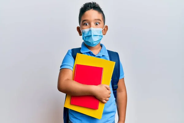 Pequeño Niño Hispano Con Máscara Médica Escuela Asustado Sorprendido Con —  Fotos de Stock