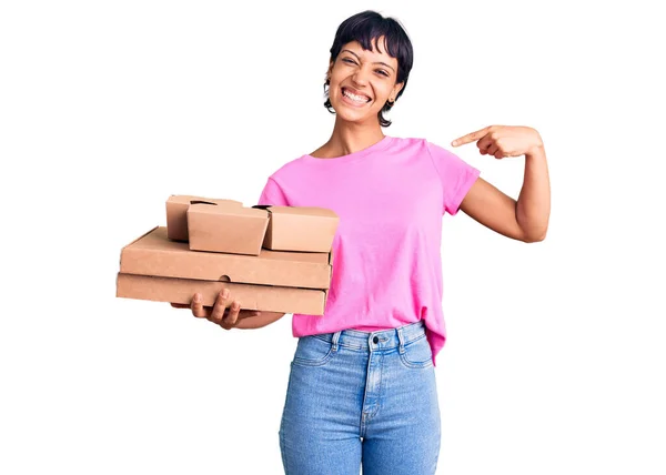 Jovem Morena Com Cabelo Curto Segurando Tirar Comida Apontando Dedo — Fotografia de Stock