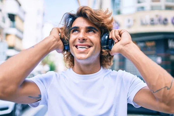 Joven Hombre Hispano Guapo Sonriendo Feliz Usando Auriculares Caminando Calle — Foto de Stock