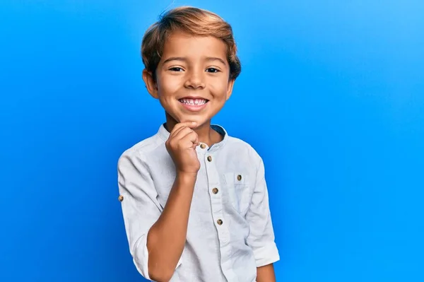 Adorable Niño Latino Con Ropa Casual Sonriente Mirando Con Confianza — Foto de Stock