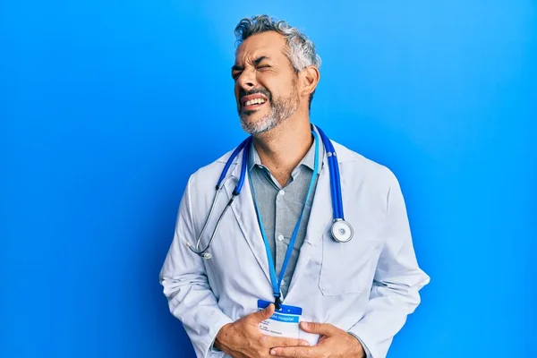 Homem Cabelos Grisalhos Meia Idade Vestindo Uniforme Médico Estetoscópio Com — Fotografia de Stock