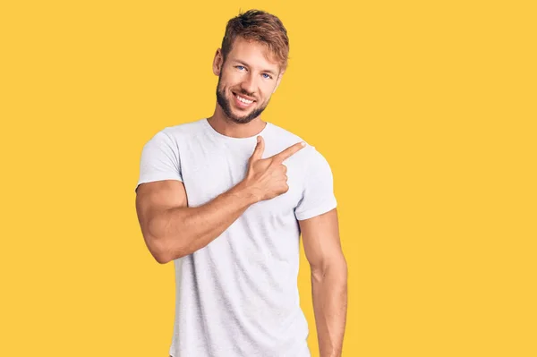 Joven Hombre Caucásico Vistiendo Camiseta Blanca Casual Alegre Con Una —  Fotos de Stock