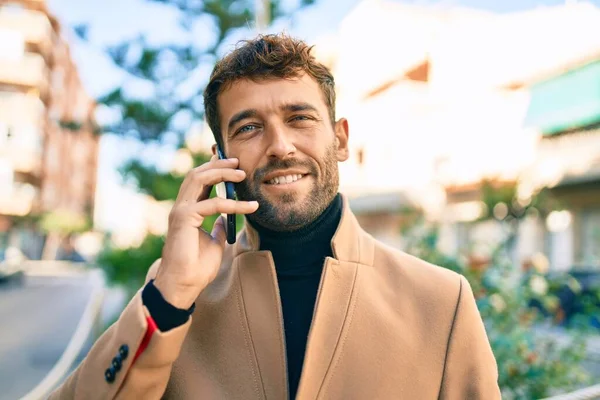 Bonito Homem Negócios Vestindo Jaqueta Elegante Usando Smartphone Sorrindo Feliz — Fotografia de Stock