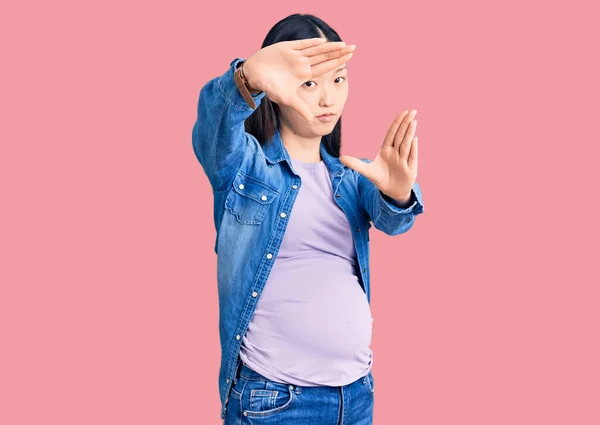 Jong Mooi Chinees Vrouw Zwanger Verwachten Baby Doen Frame Met — Stockfoto