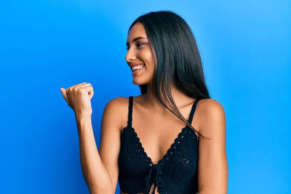 Young Brunette Woman Wearing Summer Top Blue Background Smiling Happy — Stock Photo, Image