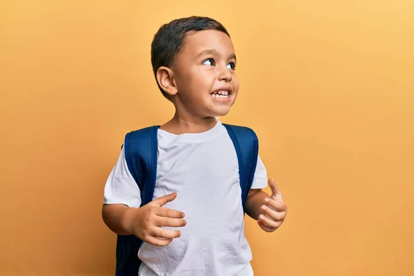 Schattige Latijn Peuter Glimlachend Gelukkig Dragen Student Rugzak Geïsoleerde Gele — Stockfoto