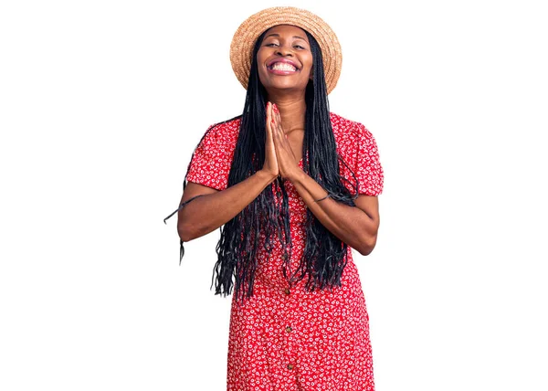 Afrika Kökenli Amerikalı Genç Bir Kadın Yaz Şapkası Takıyor Elleriyle — Stok fotoğraf