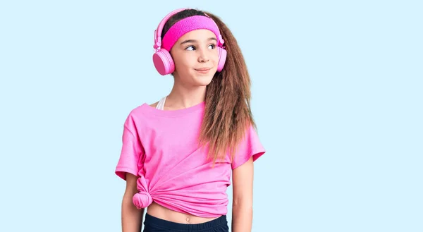 Linda Niña Hispana Vistiendo Ropa Gimnasio Usando Auriculares Sonriendo Mirando —  Fotos de Stock