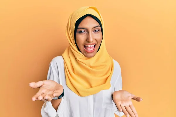 Junge Brünette Araberin Mit Traditionellem Islamischen Hijab Schal Fröhlich Lächelnd — Stockfoto