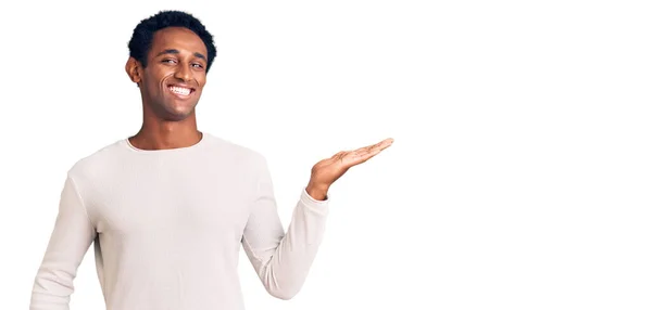 Afrikanischer Gutaussehender Mann Lässigem Winterpullover Lächelt Fröhlich Und Zeigt Mit — Stockfoto