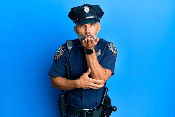 Pohledný Muž Středního Věku Policejní Uniformě Dívající Kamery Posílající Polibek — Stock fotografie