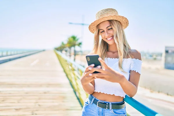 Jeune Fille Touristique Blonde Souriant Heureux Utilisant Smartphone Sur Promenade — Photo